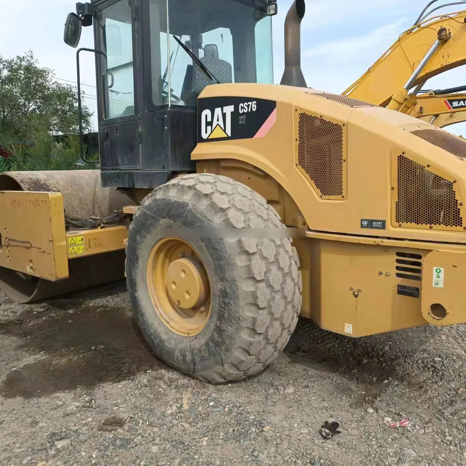Used CAT CS76XT for sale Second hand caterpillar  roller in good condition high brand quality, affordable and in stock - Компактор: фото 1 Used CAT CS76XT for sale Second hand caterpillar  roller in good condition high brand quality, affordable and in stock - Компактор: фото 1
