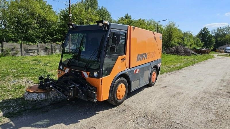 Mfh 5500 sweeper - with air conditionier  - Подметально-уборочная машина: фото 2 Mfh 5500 sweeper - with air conditionier  - Подметально-уборочная машина: фото 2