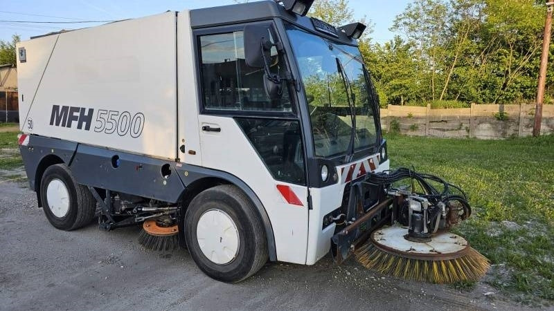 Mfh 5500 sweeper - with air conditionier - Подметально-уборочная машина: фото 1 Mfh 5500 sweeper - with air conditionier - Подметально-уборочная машина: фото 1