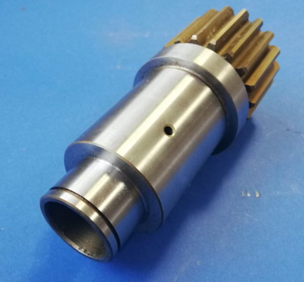 010430A Wałek silnika obrotu Bobcat 325 - Поворотный редуктор для Строительной техники: фото 1 010430A Wałek silnika obrotu Bobcat 325 - Поворотный редуктор для Строительной техники: фото 1