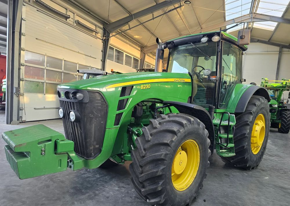 John Deere 8230 - Трактор: фото 1 John Deere 8230 - Трактор: фото 1