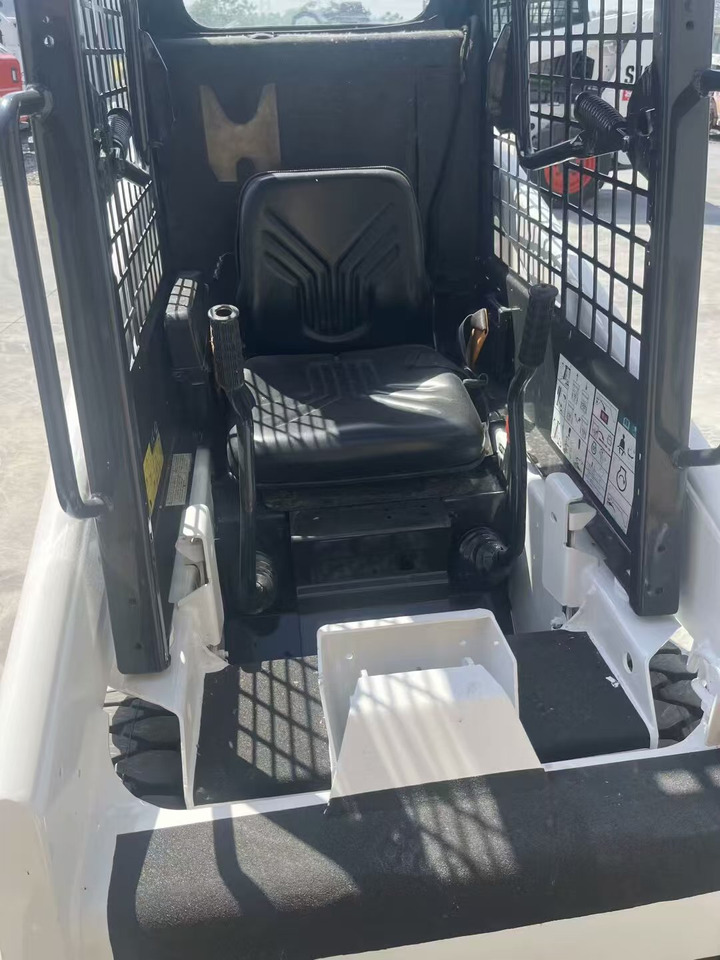 - Мини-погрузчик с бортовым поворотом: фото 2 - Мини-погрузчик с бортовым поворотом: фото 2