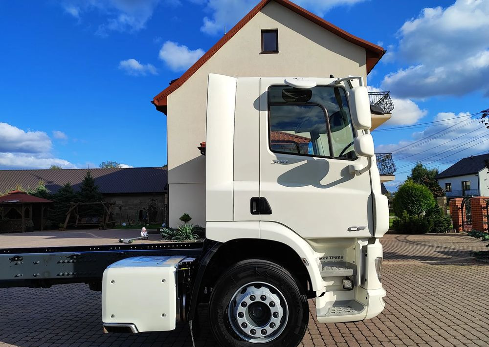 DAF CF 300 4X2 18T EURO 6 SILNIK 11L RAMA DO ZABUDOWY 176 TYS KM - Грузовик-шасси: фото 4 DAF CF 300 4X2 18T EURO 6 SILNIK 11L RAMA DO ZABUDOWY 176 TYS KM - Грузовик-шасси: фото 4
