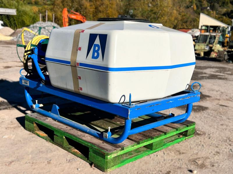 BLANCHARD CUVE D'ARROSAGE PULVERISATEUR AVEC POMPE ELECTRIQUE SUR BERCE (NET DE TVA) - Навесной опрыскиватель: фото 3 BLANCHARD CUVE D'ARROSAGE PULVERISATEUR AVEC POMPE ELECTRIQUE SUR BERCE (NET DE TVA) - Навесной опрыскиватель: фото 3