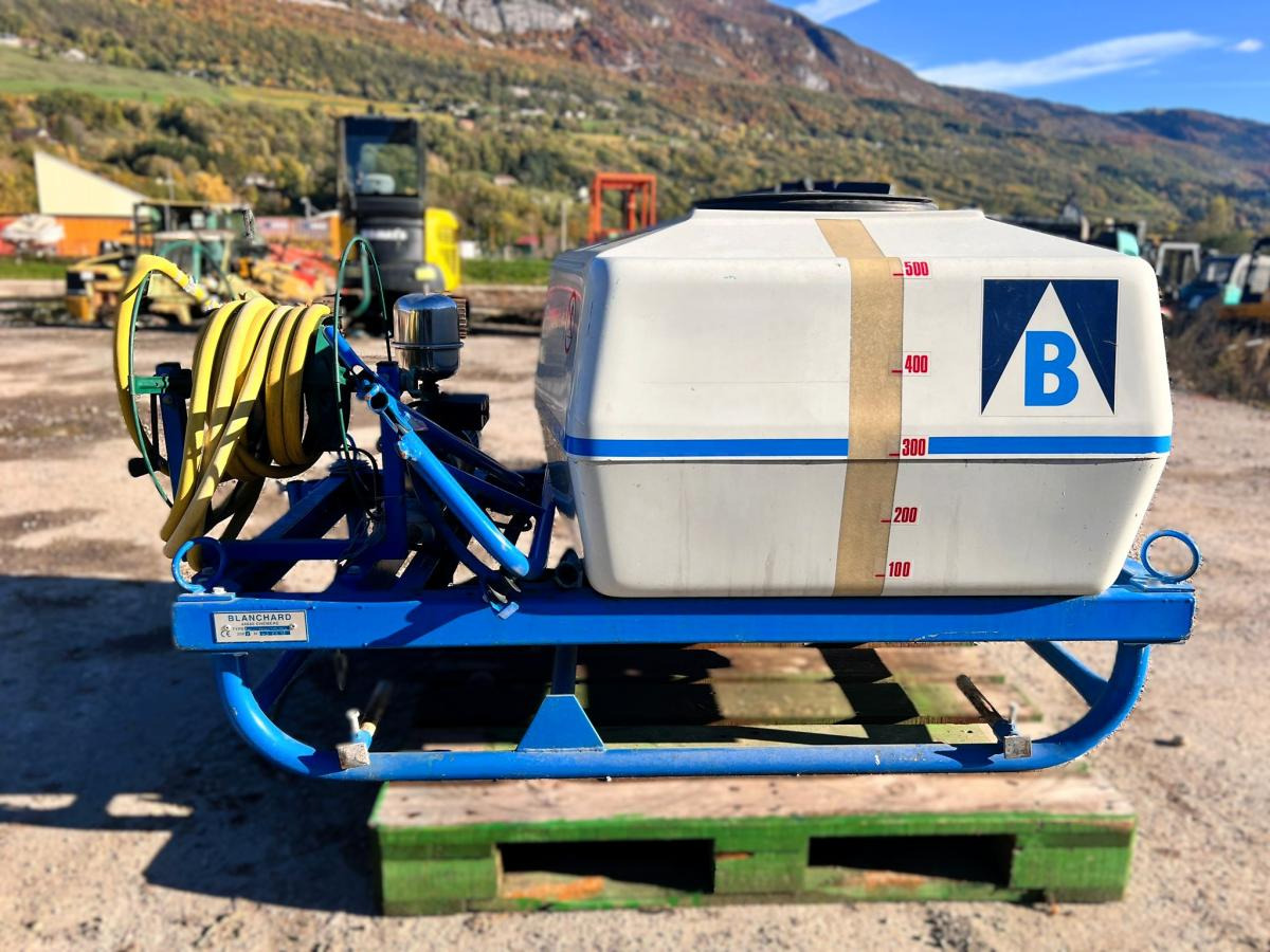 BLANCHARD CUVE D'ARROSAGE PULVERISATEUR AVEC POMPE ELECTRIQUE SUR BERCE (NET DE TVA) - Навесной опрыскиватель: фото 4 BLANCHARD CUVE D'ARROSAGE PULVERISATEUR AVEC POMPE ELECTRIQUE SUR BERCE (NET DE TVA) - Навесной опрыскиватель: фото 4