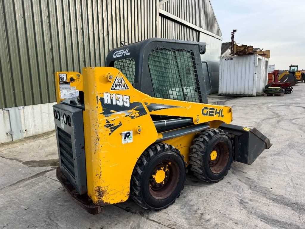 Gehl R 135 Skid Steer - Мини-погрузчик с бортовым поворотом: фото 4 Gehl R 135 Skid Steer - Мини-погрузчик с бортовым поворотом: фото 4