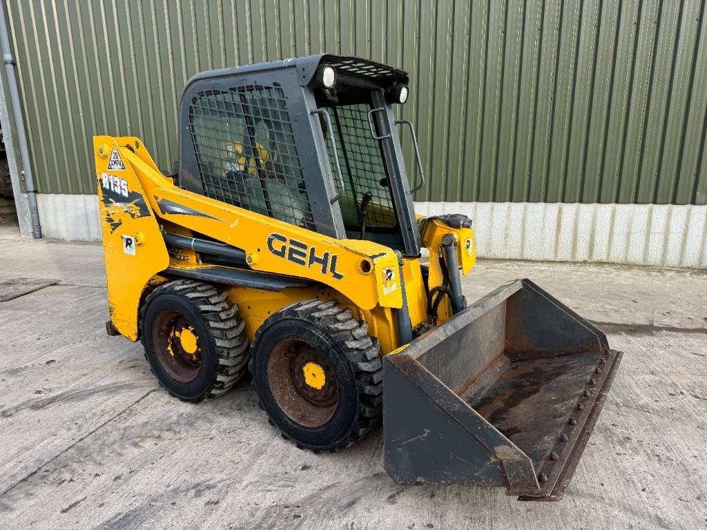 Gehl R 135 Skid Steer - Мини-погрузчик с бортовым поворотом: фото 3 Gehl R 135 Skid Steer - Мини-погрузчик с бортовым поворотом: фото 3