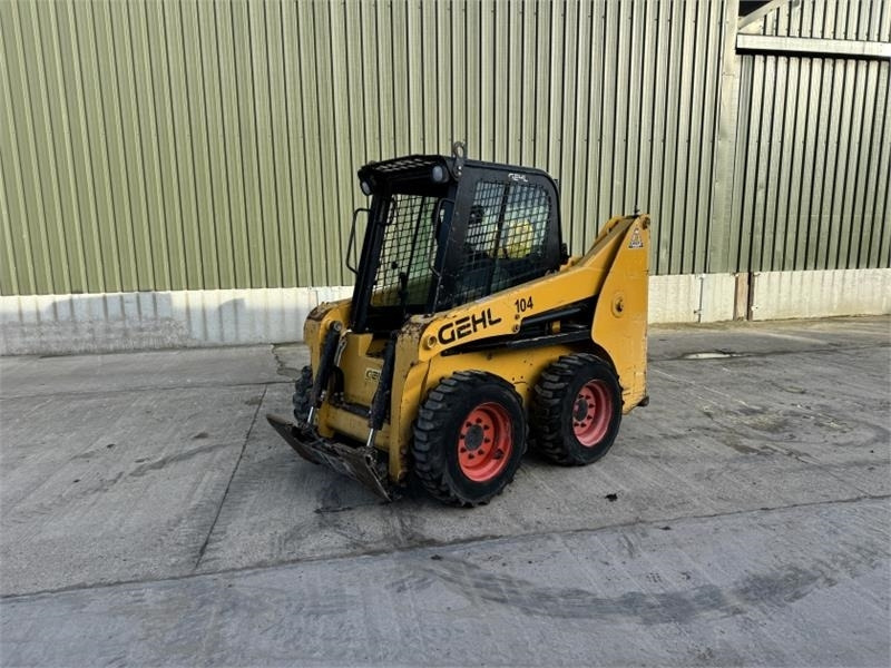 Gehl R165 Skid Steer - Мини-погрузчик с бортовым поворотом: фото 1 Gehl R165 Skid Steer - Мини-погрузчик с бортовым поворотом: фото 1