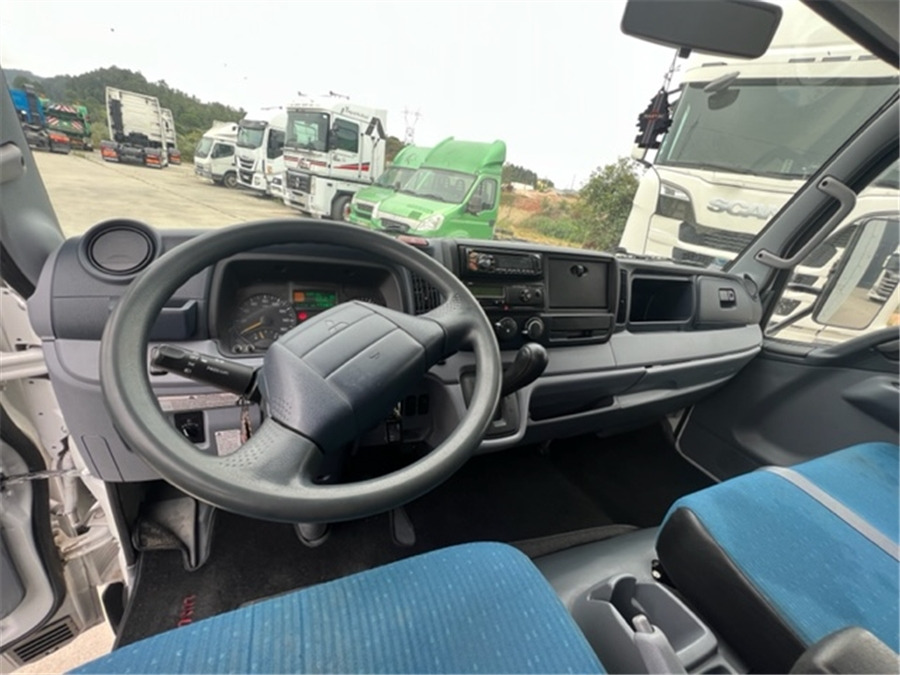 Фото интерьера 1: Изотермический грузовик Mitsubishi 7C18