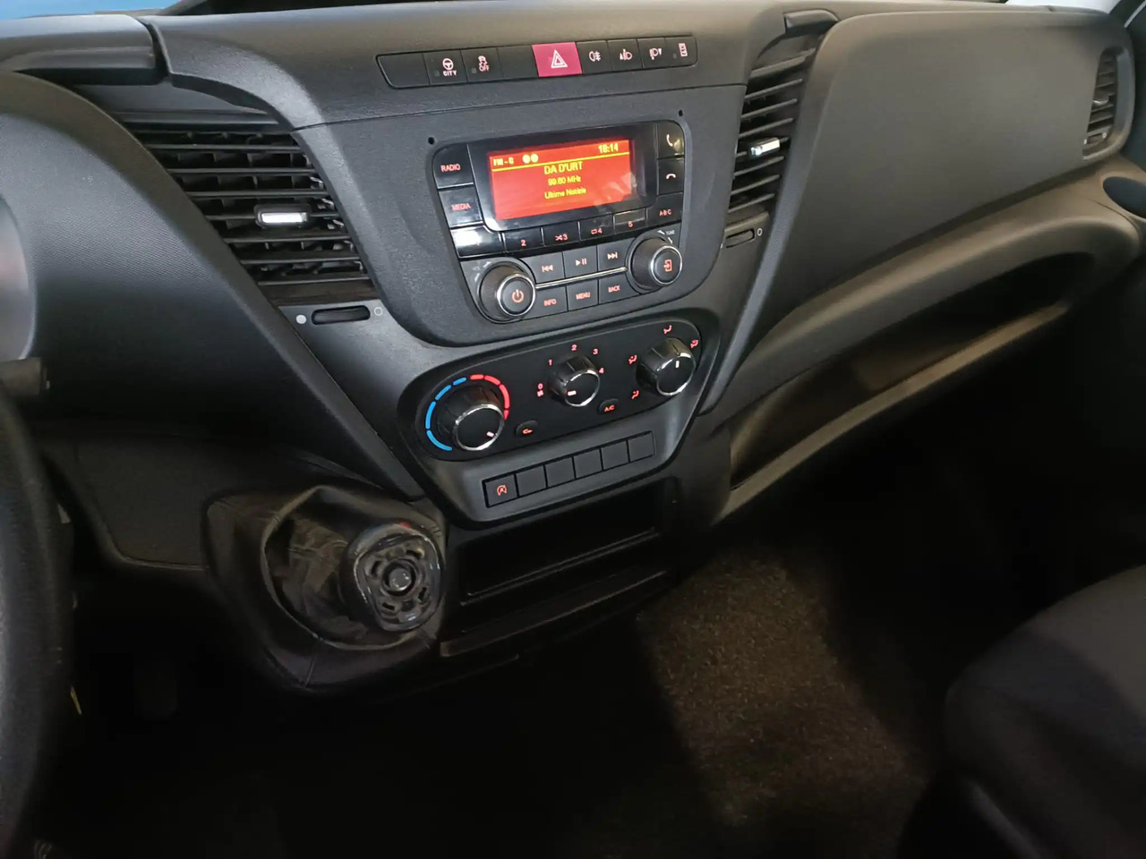 Малотоннажный самосвал IVECO DAILY 35C14 DOPPIA CABINA RIBALTABILE 2.3: фото 12 Малотоннажный самосвал IVECO DAILY 35C14 DOPPIA CABINA RIBALTABILE 2.3: фото 12