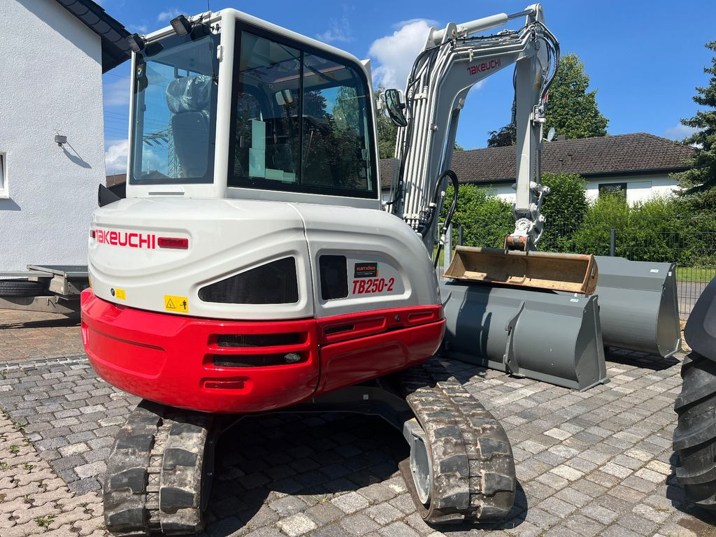 Takeuchi TB 250-2 u. 260 Takeuchi TB 250-2 u. 260 - Мини-экскаватор: фото 3 Takeuchi TB 250-2 u. 260 Takeuchi TB 250-2 u. 260 - Мини-экскаватор: фото 3