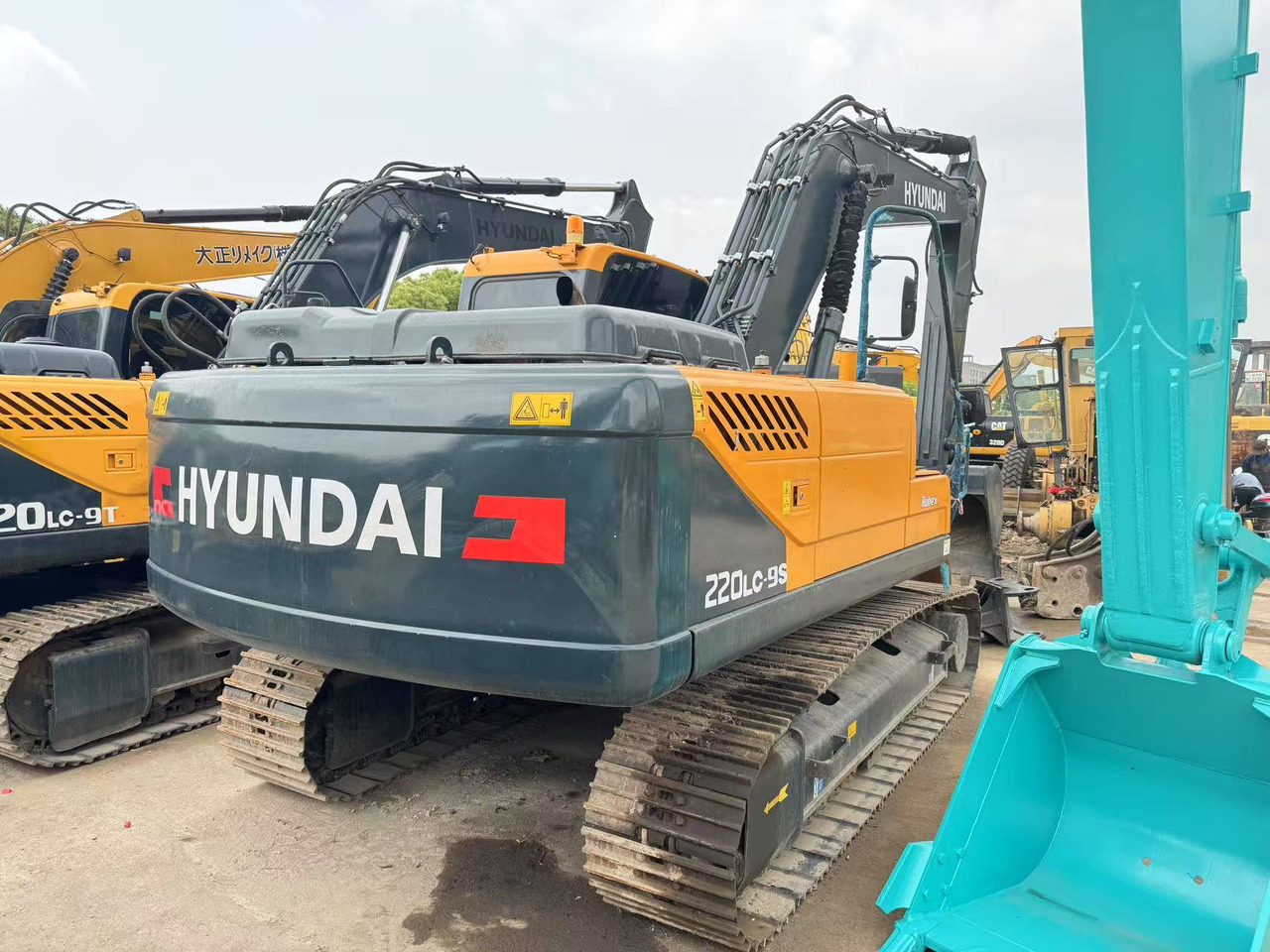 HYUNDAI R220LC-9S - Гусеничный экскаватор: фото 2 HYUNDAI R220LC-9S - Гусеничный экскаватор: фото 2