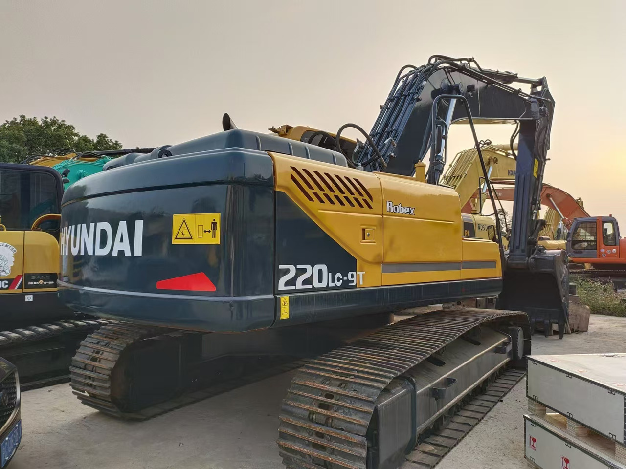 Hyundai R220LC-9T - Гусеничный экскаватор: фото 1 Hyundai R220LC-9T - Гусеничный экскаватор: фото 1