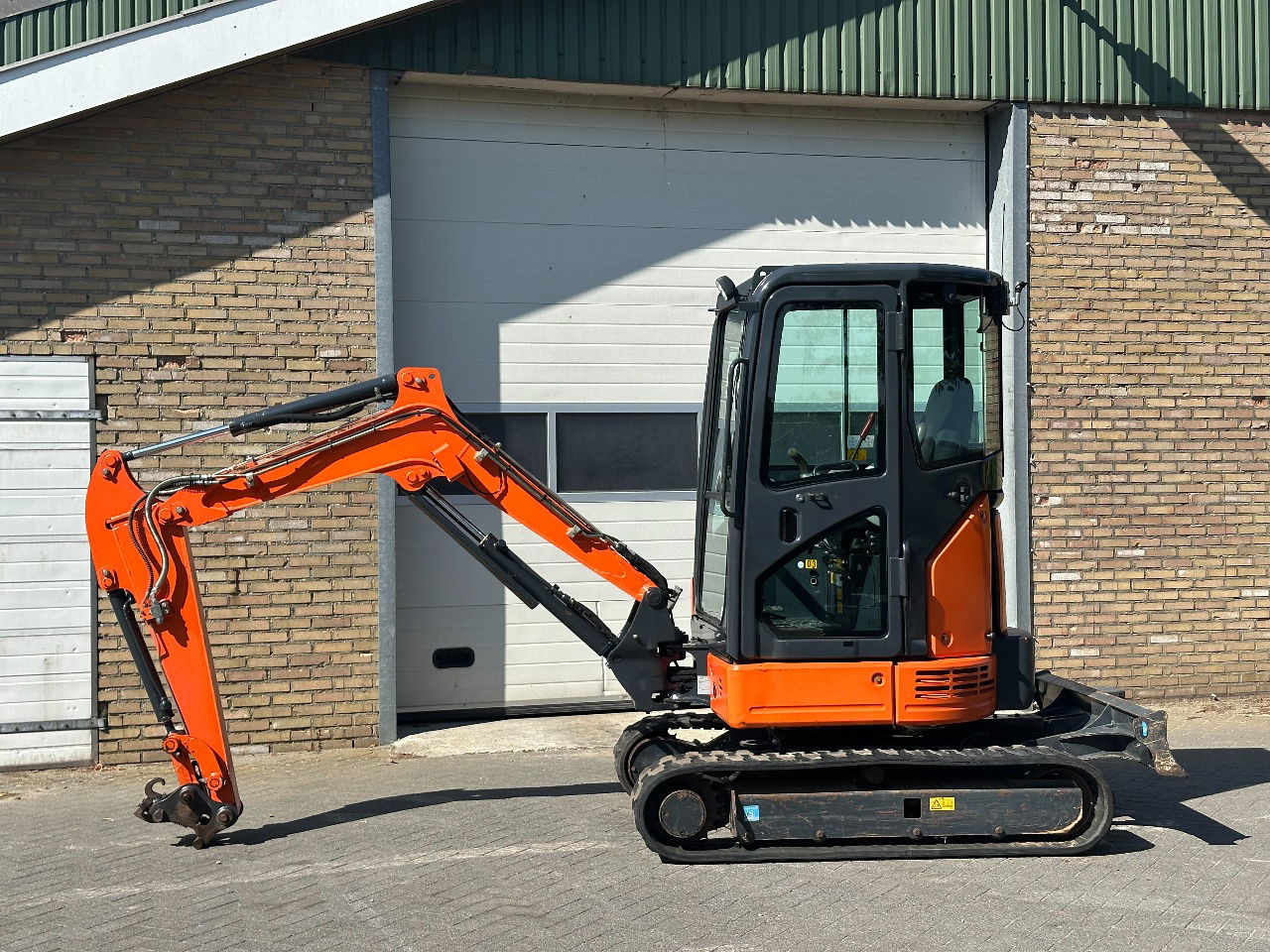 Hitachi ZX26U-6CR - Мини-экскаватор: фото 2 Hitachi ZX26U-6CR - Мини-экскаватор: фото 2