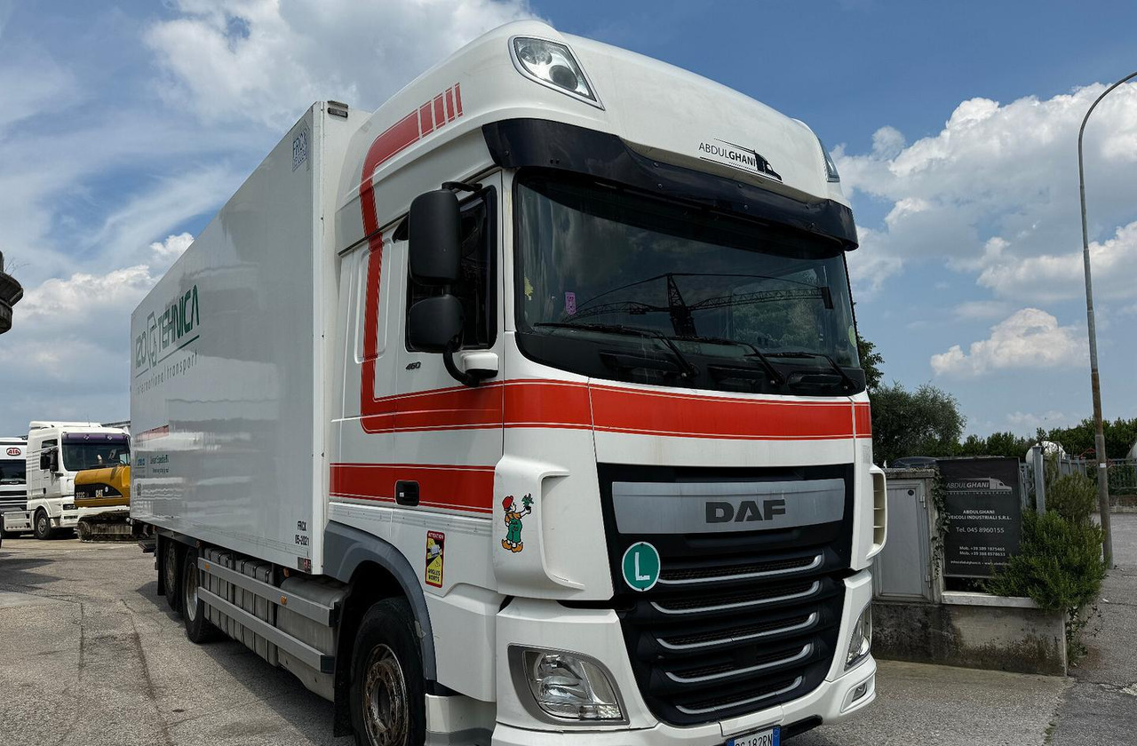 Motrice frigo DAF XF 105.460 con Sponda - Рефрижератор: фото 1 Motrice frigo DAF XF 105.460 con Sponda - Рефрижератор: фото 1