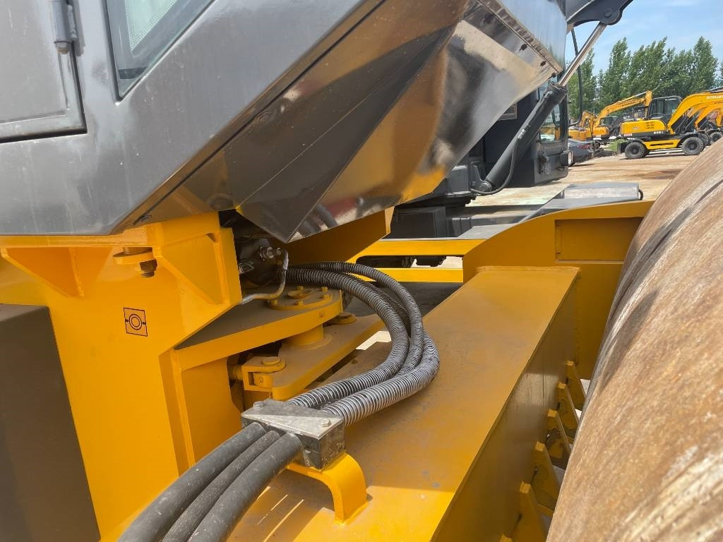 XCMG XS 223 J - Компактор: фото 3 XCMG XS 223 J - Компактор: фото 3