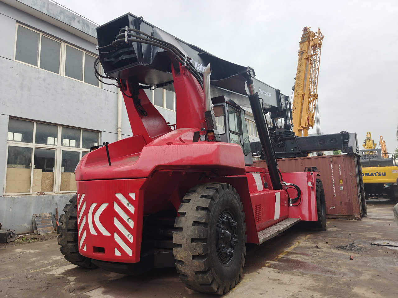 KALMAR DRF450 45ton Reach stacker/Container forklift - Строительная техника: фото 3 KALMAR DRF450 45ton Reach stacker/Container forklift - Строительная техника: фото 3