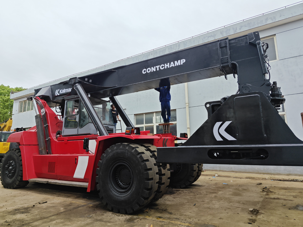 KALMAR DRF450 45ton Reach stacker/Container forklift - Строительная техника: фото 1 KALMAR DRF450 45ton Reach stacker/Container forklift - Строительная техника: фото 1