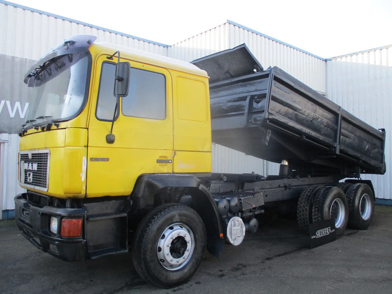 MAN 26.402 6x4 , ZF Manual , Retarder , 3 Way tipper , Spring suspension - Самосвал: фото 1 MAN 26.402 6x4 , ZF Manual , Retarder , 3 Way tipper , Spring suspension - Самосвал: фото 1