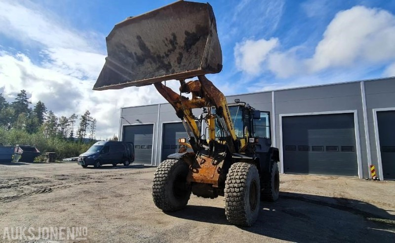 Колёсный погрузчик 2004 Komatsu WA320, kun 9.000 arbeidstimer! Pallegafler + Skuffe inkludert, 3dje funksjon, SERTIFISERT!: фото 1