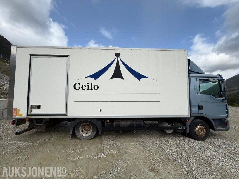 Грузовик с закрытым кузовом 2005 MAN TGL 8.180 skapbil med løftelem: фото 6