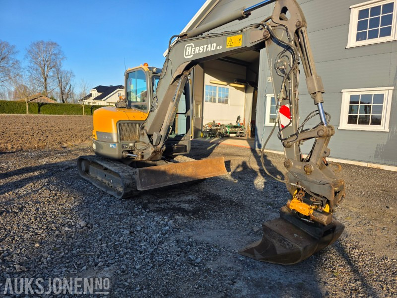 2016 VOLVO ECR58 TILTROTATOR HURTIGFESTE S50 MEDFØLGER GRAVESKUFF PUSSESKUFF SERTIFISERT TIL JULI 2026 - Мини-экскаватор: фото 3 2016 VOLVO ECR58 TILTROTATOR HURTIGFESTE S50 MEDFØLGER GRAVESKUFF PUSSESKUFF SERTIFISERT TIL JULI 2026 - Мини-экскаватор: фото 3
