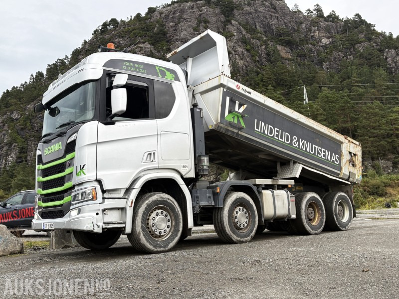 2018 Scania R500 tippbil - 8X4 - Istrail m/hydraulisk stor baklem - rullestolheis - MYE utstyr på denne bilen - Самосвал: фото 1 2018 Scania R500 tippbil - 8X4 - Istrail m/hydraulisk stor baklem - rullestolheis - MYE utstyr på denne bilen - Самосвал: фото 1