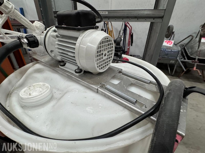 2021 210 Liters plastfat for Adblue - Med elektrisk Piusi pumpe med fyllepistol - Навесное оборудование для Строительной техники: фото 5 2021 210 Liters plastfat for Adblue - Med elektrisk Piusi pumpe med fyllepistol - Навесное оборудование для Строительной техники: фото 5