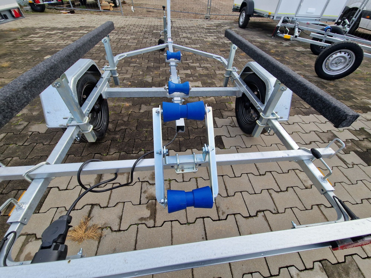 Nowa Przyczepa 2025 Podłodziowa ponton łódź Niewiadów P400 P415 do 6m - Прицеп-автовоз: фото 1 Nowa Przyczepa 2025 Podłodziowa ponton łódź Niewiadów P400 P415 do 6m - Прицеп-автовоз: фото 1