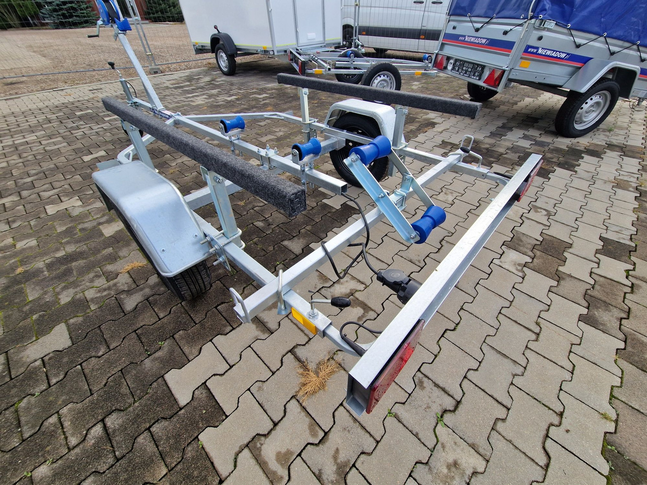 Nowa Przyczepa 2025 Podłodziowa ponton łódź Niewiadów P400 P415 do 6m - Прицеп-автовоз: фото 2 Nowa Przyczepa 2025 Podłodziowa ponton łódź Niewiadów P400 P415 do 6m - Прицеп-автовоз: фото 2