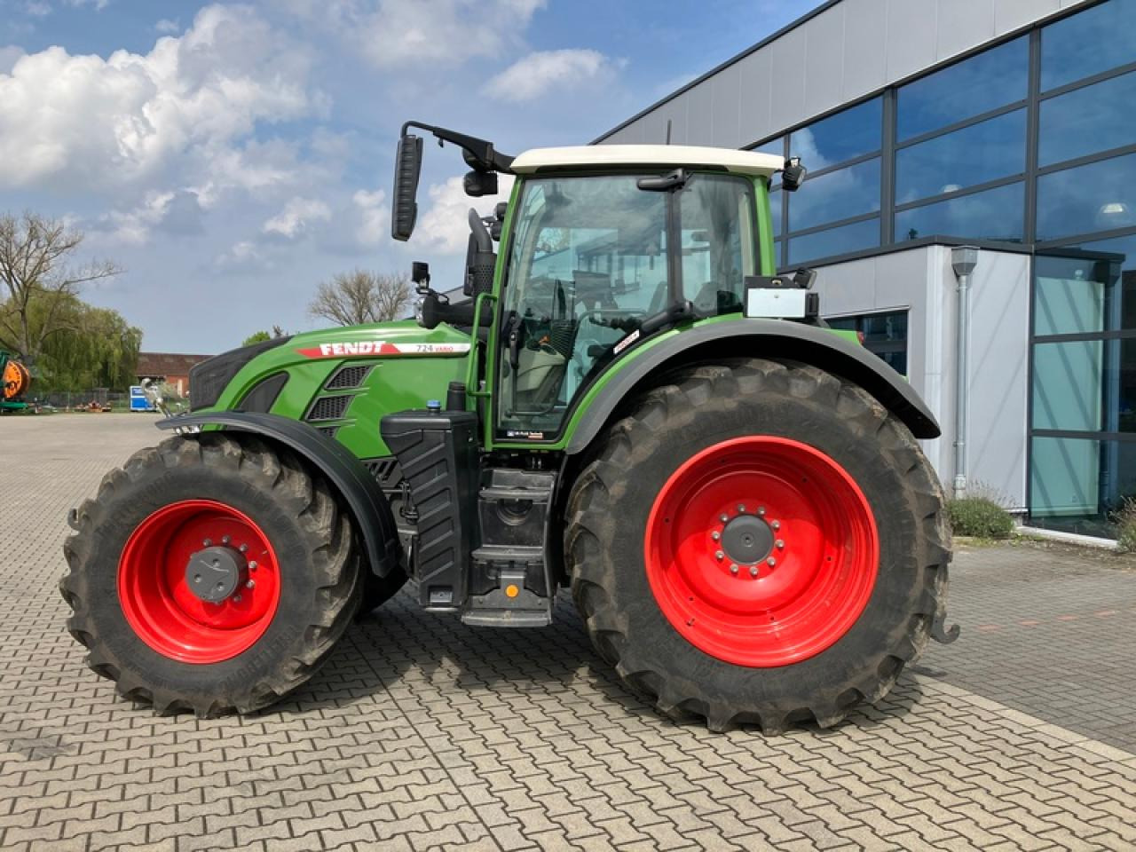 Fendt VARIO 724 GEN 6 PROFI PLUS SET 2 - Трактор: фото 2 Fendt VARIO 724 GEN 6 PROFI PLUS SET 2 - Трактор: фото 2