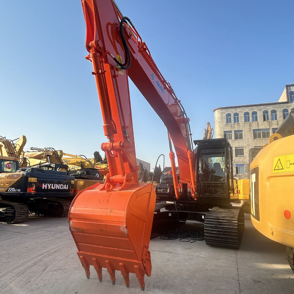 Hitachi ZX200-3 Excavator - Гусеничный экскаватор: фото 3 Hitachi ZX200-3 Excavator - Гусеничный экскаватор: фото 3