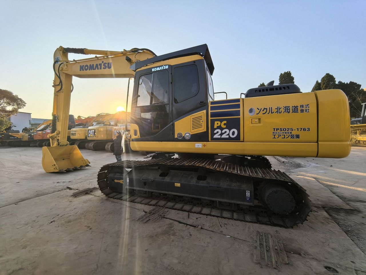 Komatsu PC220-7 - Гусеничный экскаватор: фото 3 Komatsu PC220-7 - Гусеничный экскаватор: фото 3