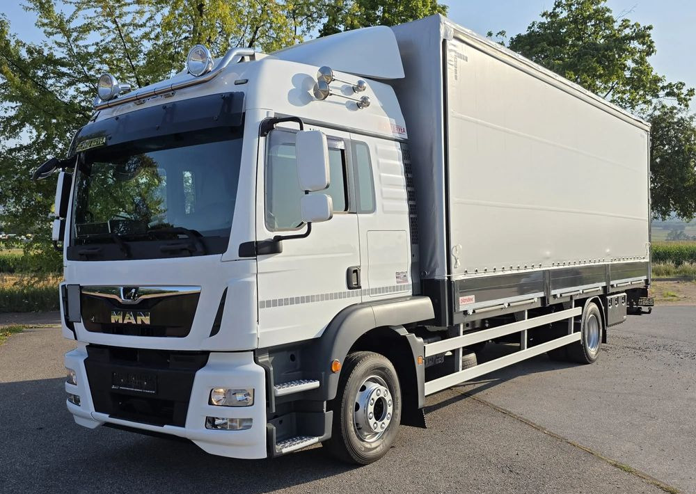 MAN TGM 15.290 / BURTO-FIRANKA / CAŁY NA PODUSZKACH /KLIMA POSTOJOWA / 2018R / NISKI PRZEBIEG / 18 PALET / E6 / JAK NOWY / WINDA / - Тентованный грузовик: фото 1 MAN TGM 15.290 / BURTO-FIRANKA / CAŁY NA PODUSZKACH /KLIMA POSTOJOWA / 2018R / NISKI PRZEBIEG / 18 PALET / E6 / JAK NOWY / WINDA / - Тентованный грузовик: фото 1