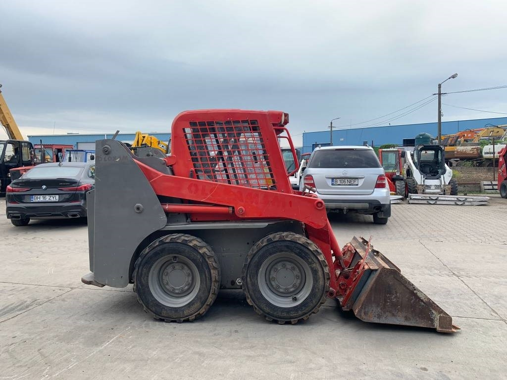 Gehl 4240 - Мини-погрузчик с бортовым поворотом: фото 2 Gehl 4240 - Мини-погрузчик с бортовым поворотом: фото 2