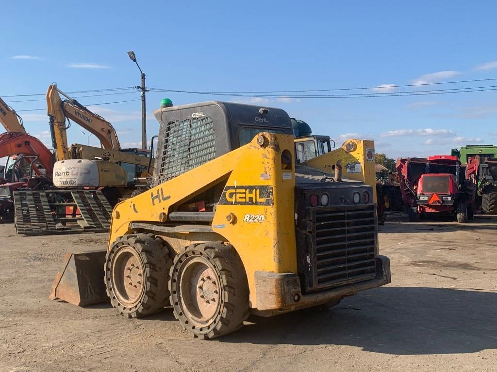 Gehl R 220  - Мини-погрузчик с бортовым поворотом: фото 3 Gehl R 220  - Мини-погрузчик с бортовым поворотом: фото 3
