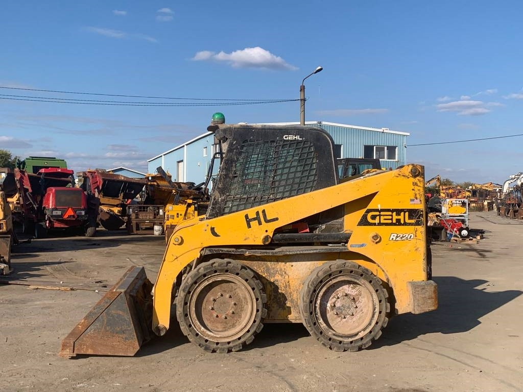 Gehl R 220  - Мини-погрузчик с бортовым поворотом: фото 2 Gehl R 220  - Мини-погрузчик с бортовым поворотом: фото 2