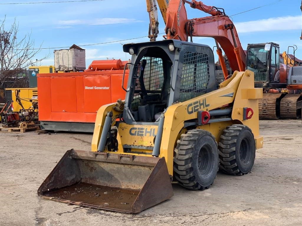 Gehl R 260 - Мини-погрузчик с бортовым поворотом: фото 1 Gehl R 260 - Мини-погрузчик с бортовым поворотом: фото 1