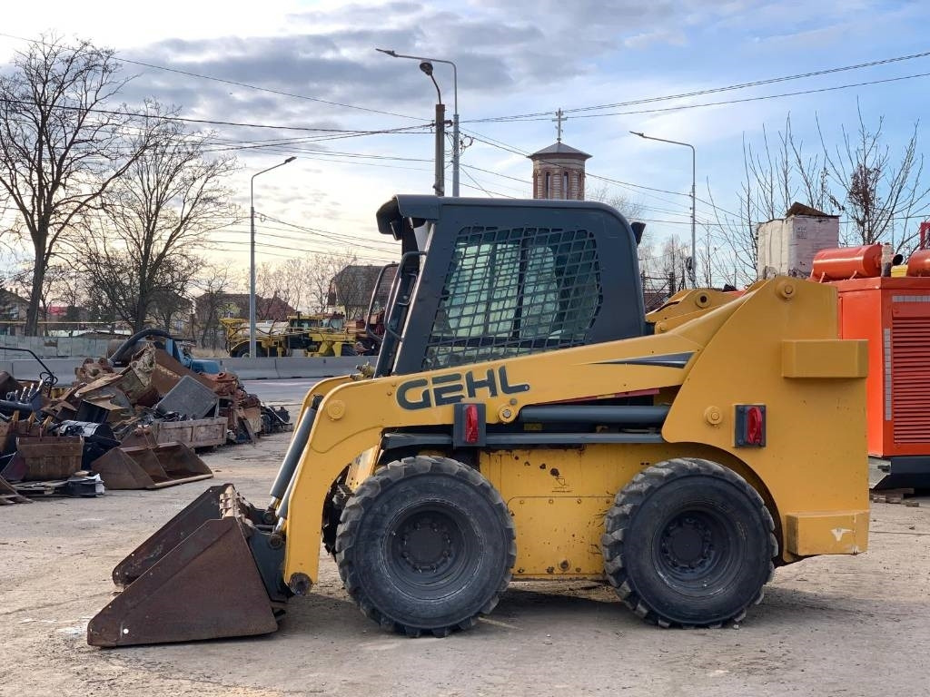 Gehl R 260 - Мини-погрузчик с бортовым поворотом: фото 2 Gehl R 260 - Мини-погрузчик с бортовым поворотом: фото 2