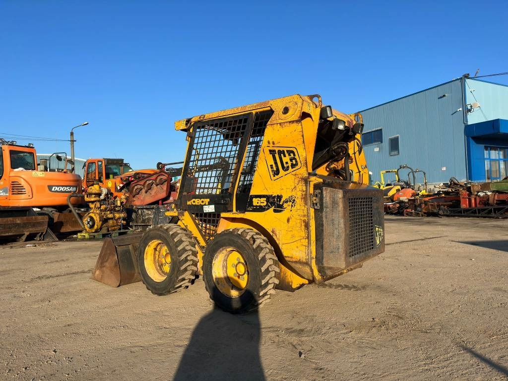 Мини-погрузчик с бортовым поворотом JCB 165: фото 6