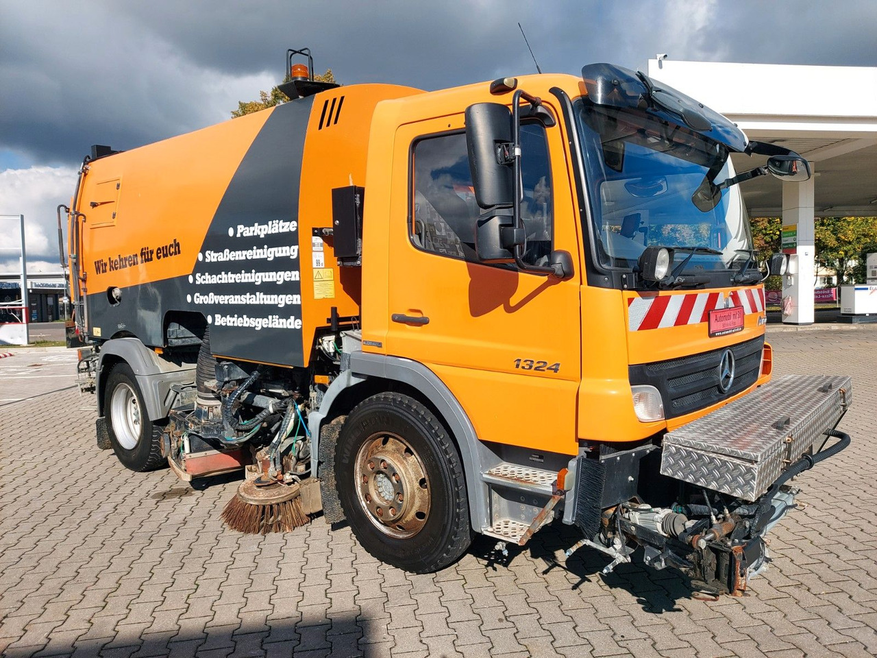 Mercedes-Benz Atego 2 6-Zyl. 4x2 1324 Schmidt SK 600 Klima - Подметально-уборочная машина: фото 4 Mercedes-Benz Atego 2 6-Zyl. 4x2 1324 Schmidt SK 600 Klima - Подметально-уборочная машина: фото 4