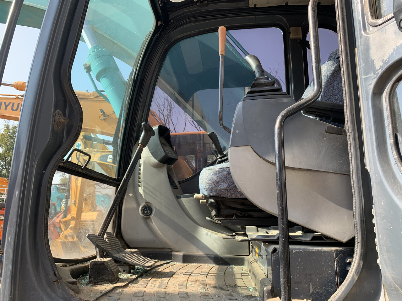 KOBELCO SK210LC-8 - Гусеничный экскаватор: фото 3 KOBELCO SK210LC-8 - Гусеничный экскаватор: фото 3