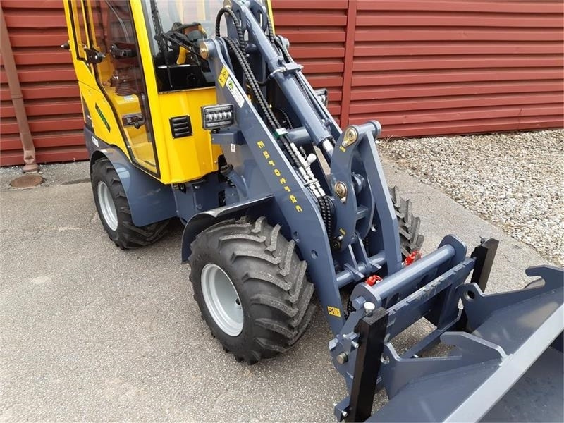 Eurotrac W11 med lang arm, førerhus, skovl og gafler - Компактный фронтальный погрузчик: фото 2 Eurotrac W11 med lang arm, førerhus, skovl og gafler - Компактный фронтальный погрузчик: фото 2