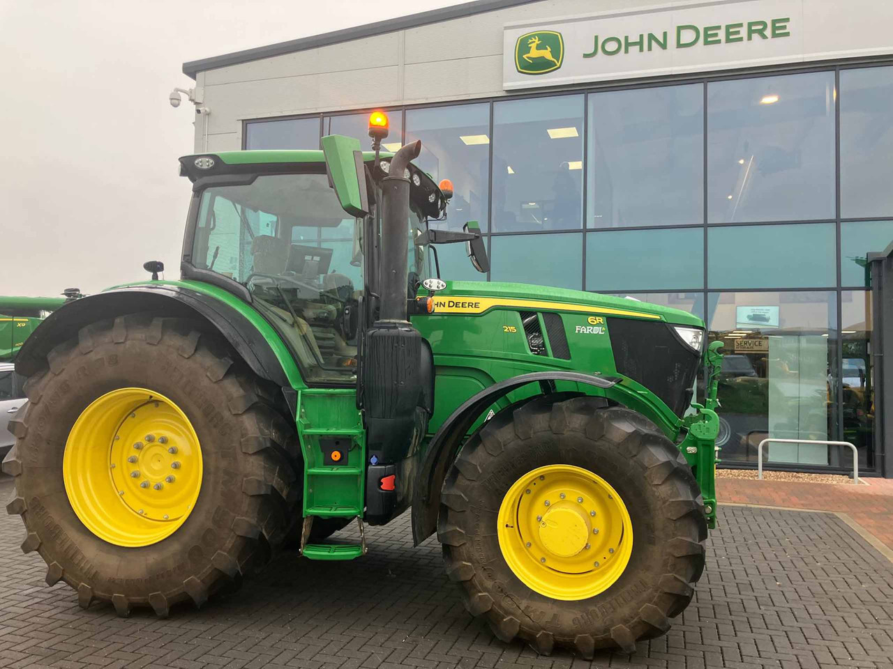 John Deere 6R 215 - Трактор: фото 5 John Deere 6R 215 - Трактор: фото 5