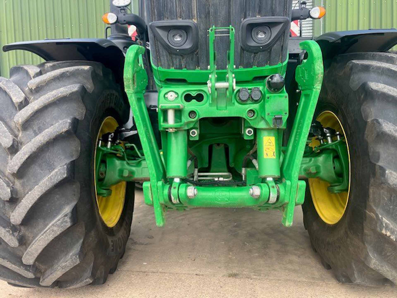John Deere 6R 215 - Трактор: фото 4 John Deere 6R 215 - Трактор: фото 4