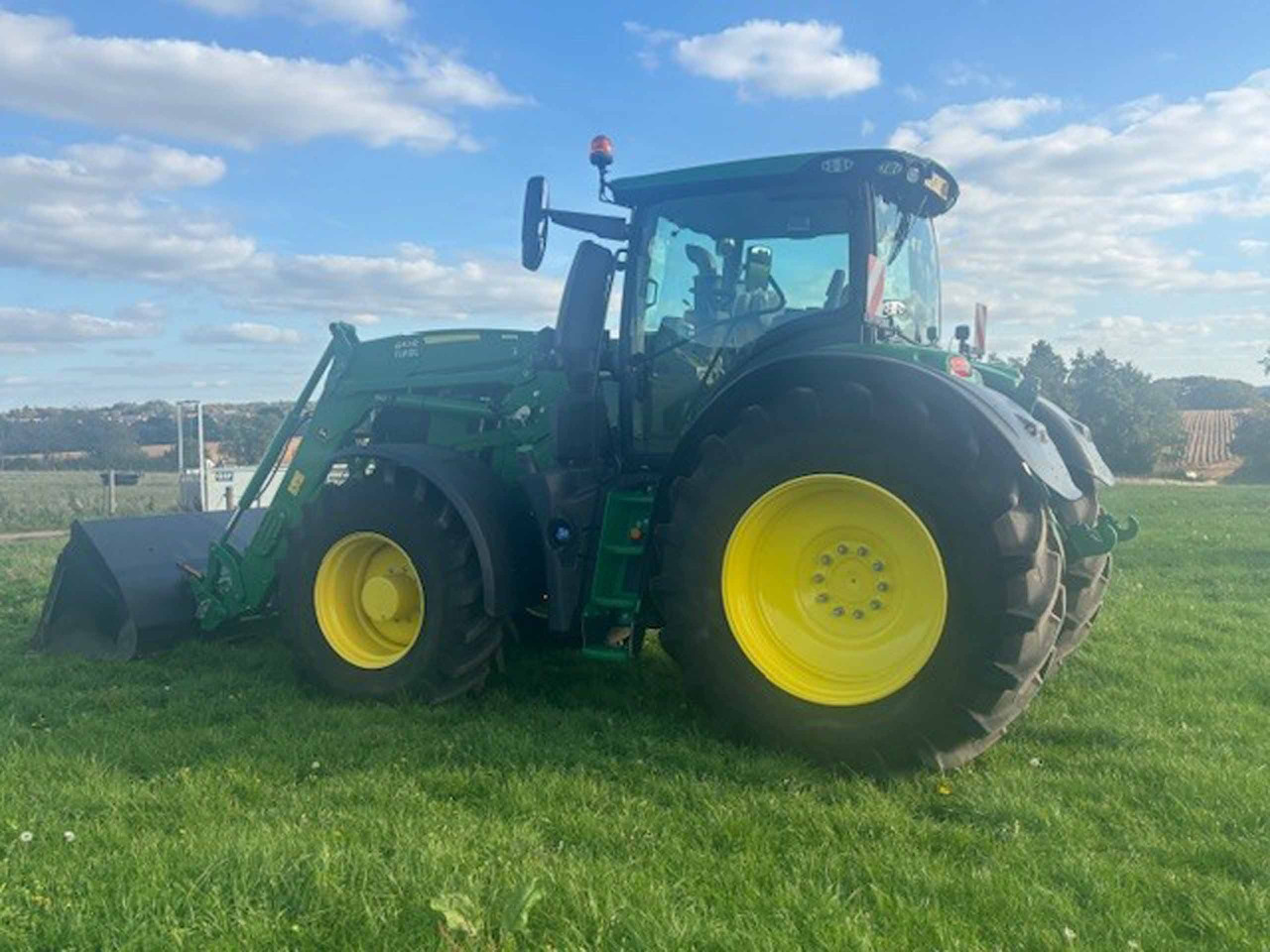 John Deere 6R 250 + 683R - Трактор: фото 4 John Deere 6R 250 + 683R - Трактор: фото 4