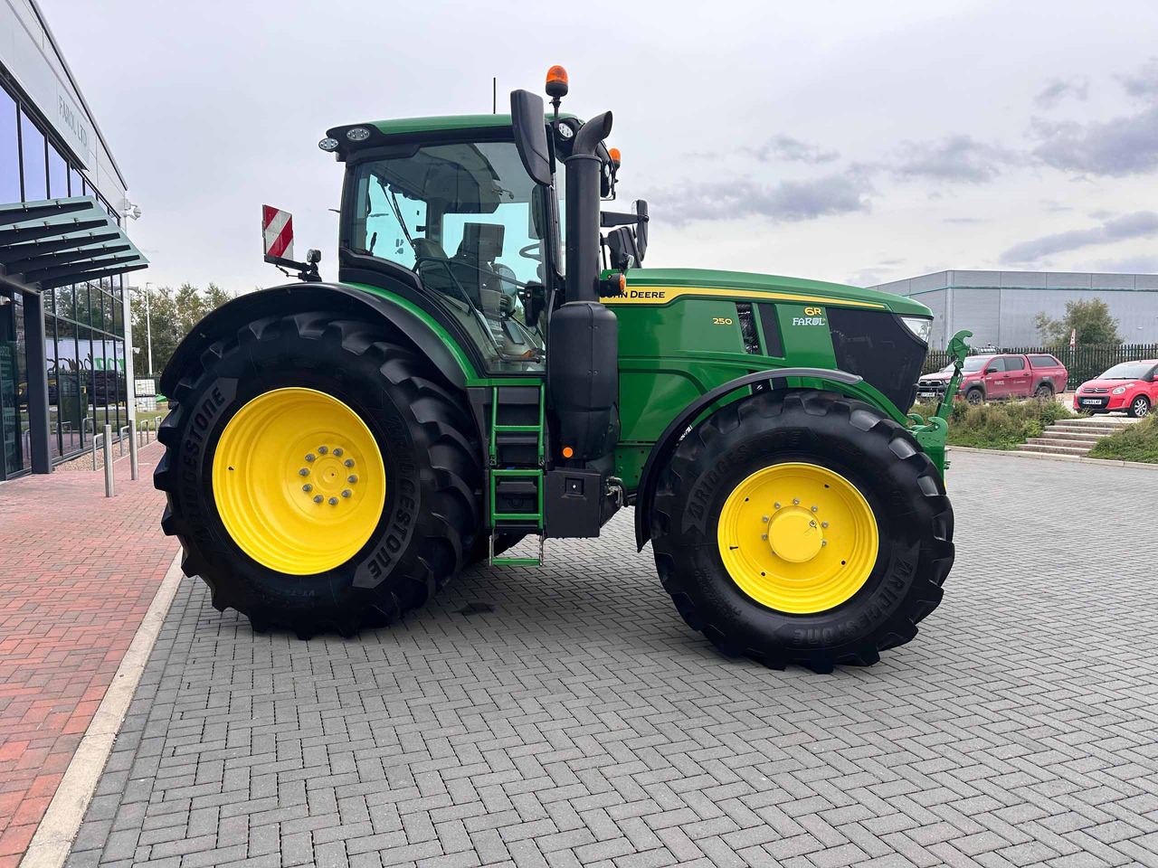 John Deere 6R 250 - Трактор: фото 4 John Deere 6R 250 - Трактор: фото 4