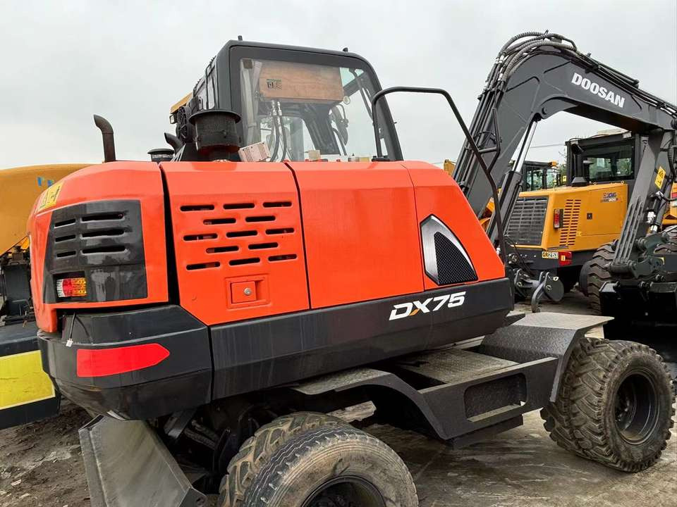 Hot Sale Used Doosan Dx75 Small 7.5t Wheel Excavator South Korea DX75 Mini Excavator for Sale Good Condition - Колёсный экскаватор: фото 3 Hot Sale Used Doosan Dx75 Small 7.5t Wheel Excavator South Korea DX75 Mini Excavator for Sale Good Condition - Колёсный экскаватор: фото 3