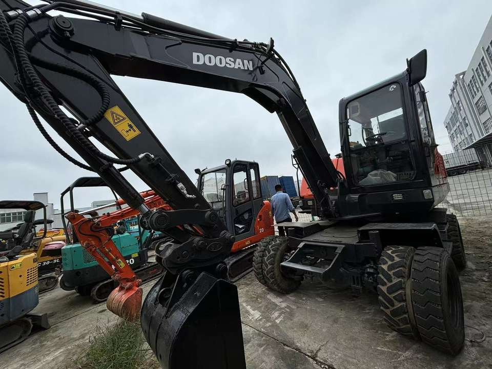 Hot Sale Used Doosan Dx75 Small 7.5t Wheel Excavator South Korea DX75 Mini Excavator for Sale Good Condition - Колёсный экскаватор: фото 2 Hot Sale Used Doosan Dx75 Small 7.5t Wheel Excavator South Korea DX75 Mini Excavator for Sale Good Condition - Колёсный экскаватор: фото 2