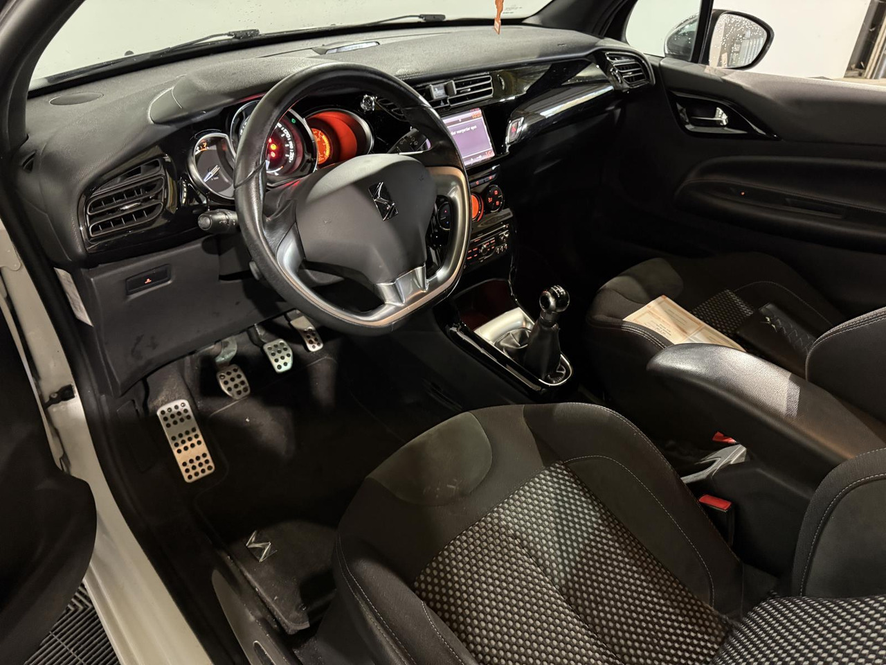 Citroen | DS3 | 1.6 So Chic | 2011 | 154.198 km | 98PFT8 | Logisch - Хэтчбек: фото 4 Citroen | DS3 | 1.6 So Chic | 2011 | 154.198 km | 98PFT8 | Logisch - Хэтчбек: фото 4